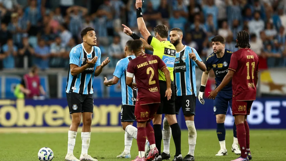 Lei do ex aparece, Fluminense bate o Grêmio e entra no G5 do Brasileiro