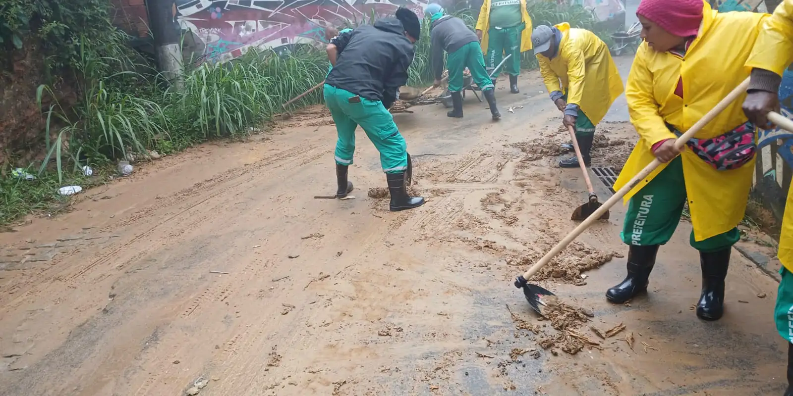 Temporal faz Petrópolis emitir alerta extremo e fechar escolas e lojas