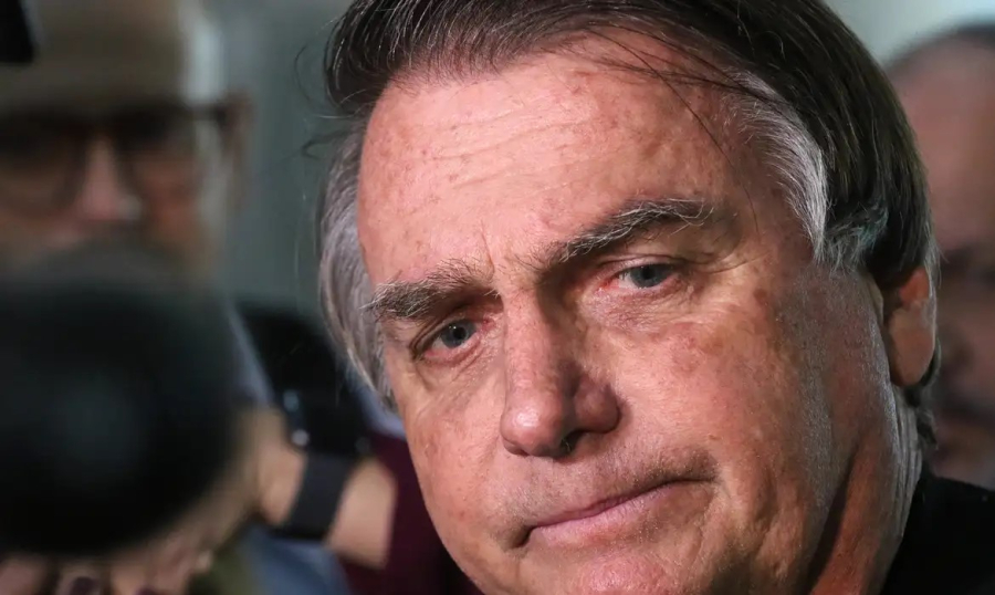 Crise de soluços não dá trégua, mais pressão alta após procedimento incomodam Bolsonaro