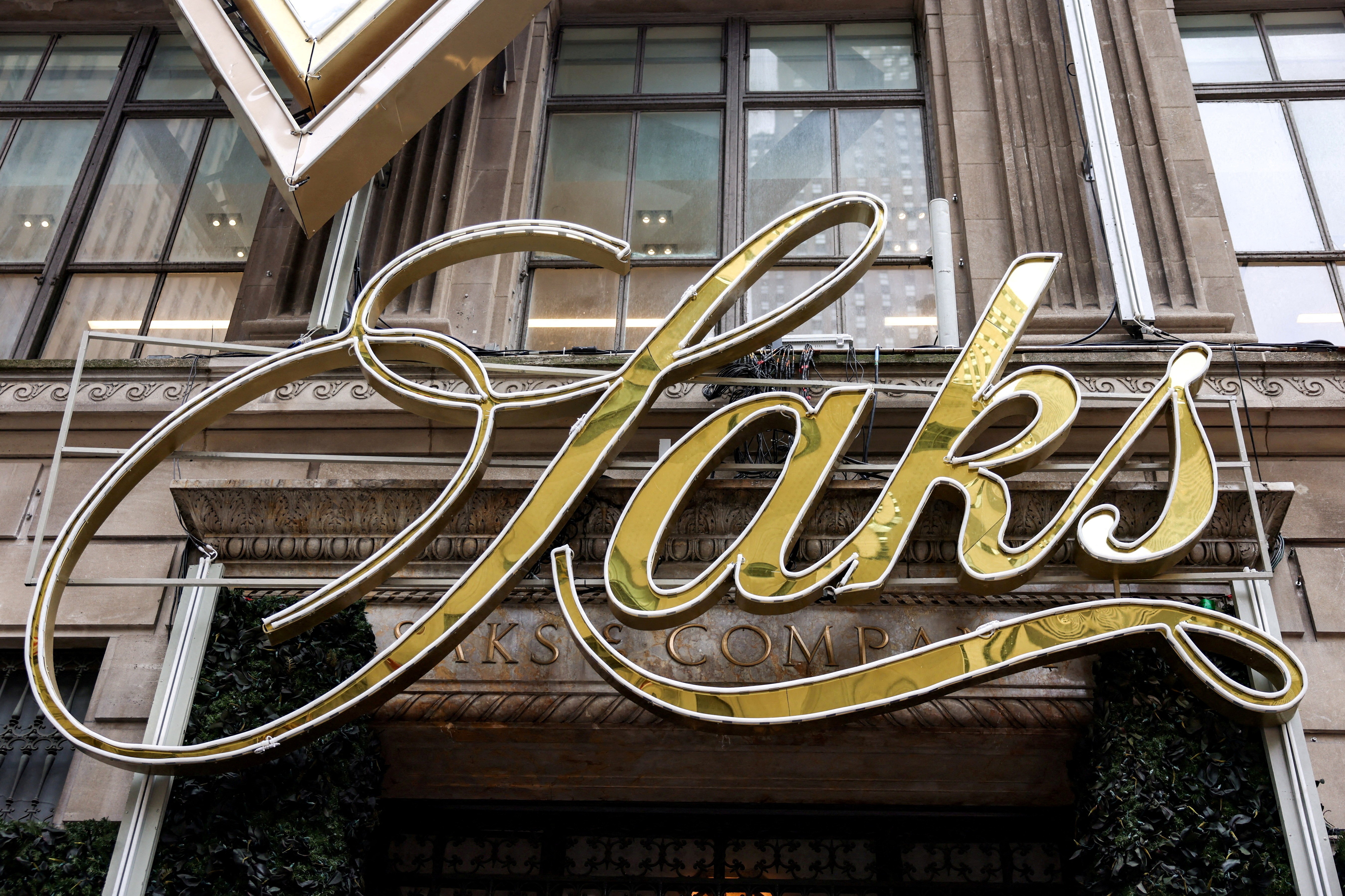 Varejista de luxo Saks Global entra com pedido de falência nos EUA
